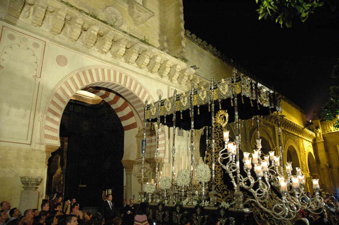 Procession framför Moskén i Córdoba