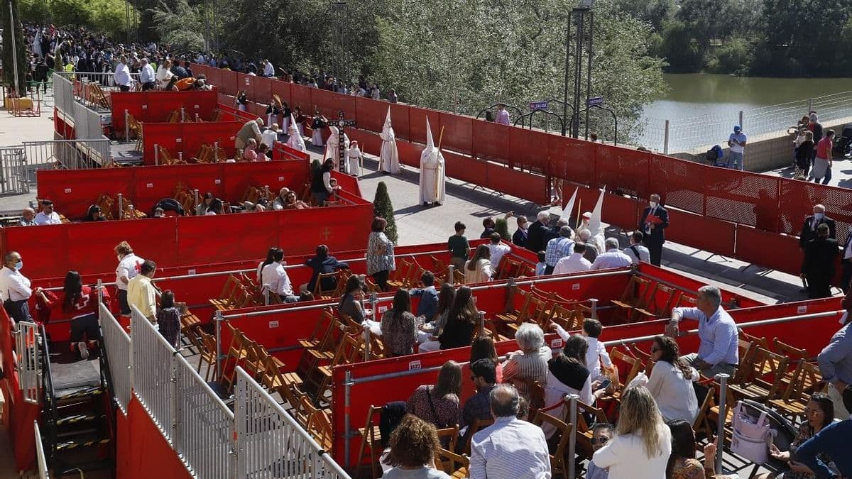 Stolar och läktare längs den officiella rutten under Córdoba påsk