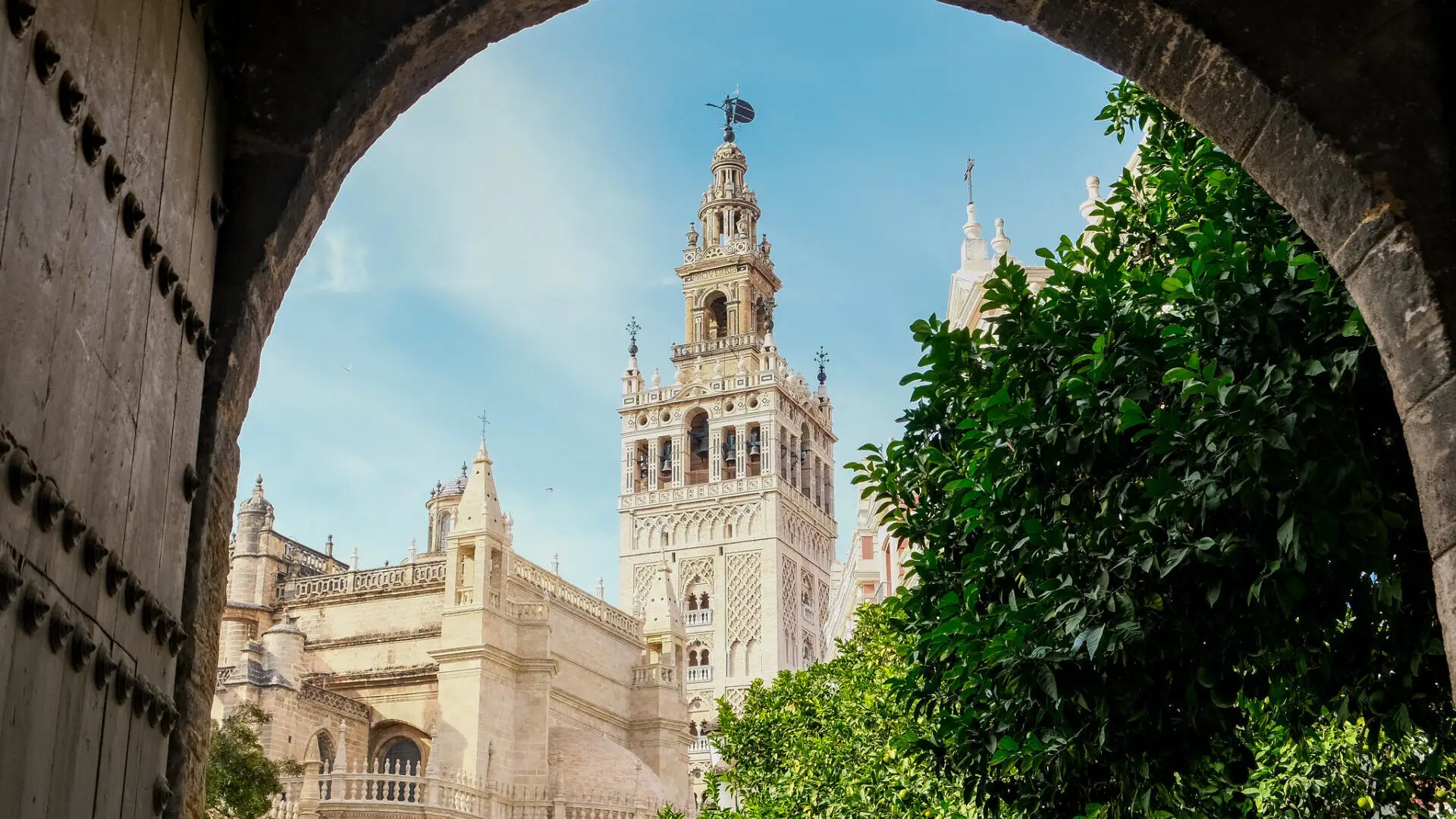Mache einen Tagesausflug nach Sevilla und staune über die Giralda