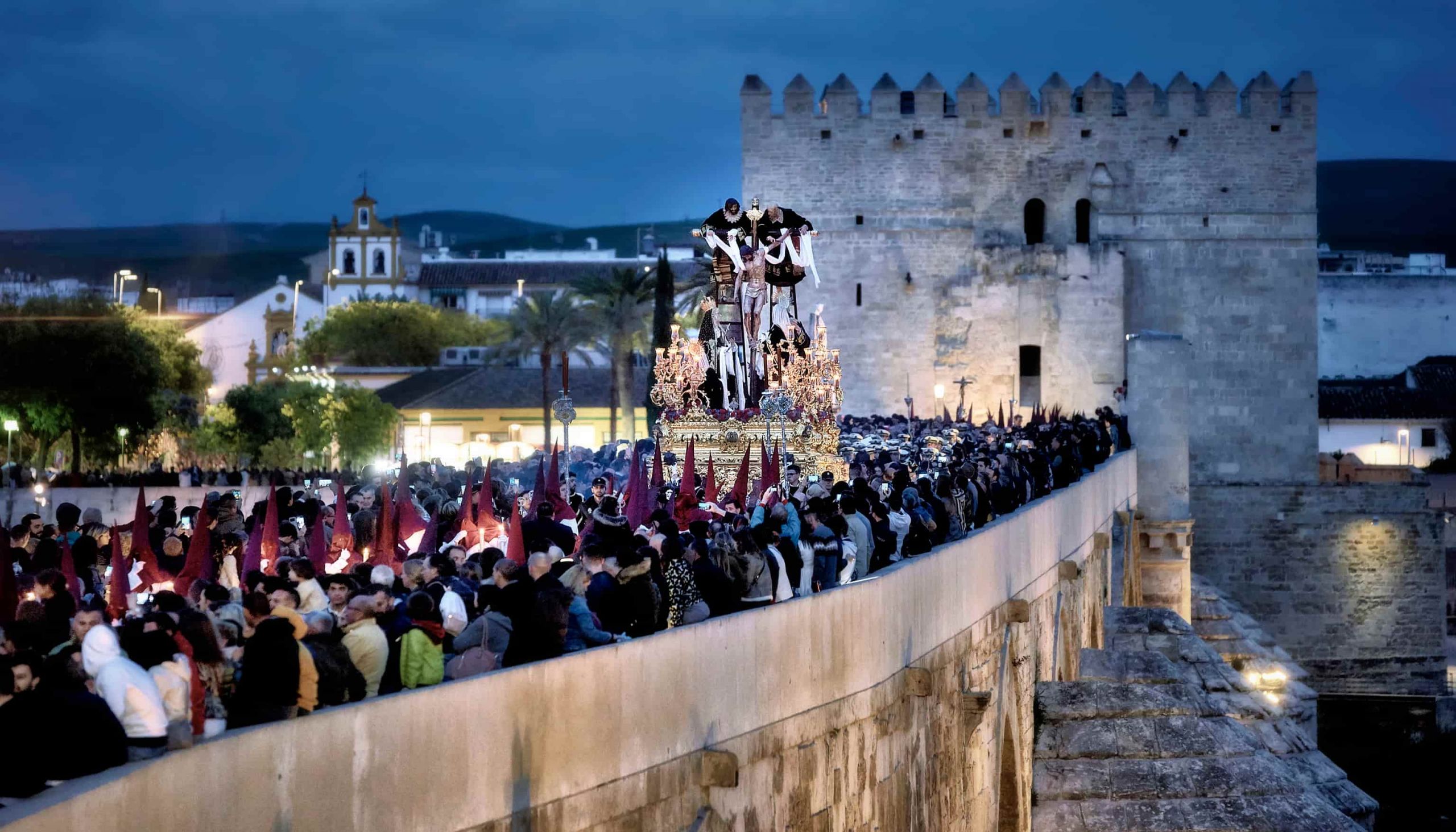 Vy över en procession under Córdoba påsk