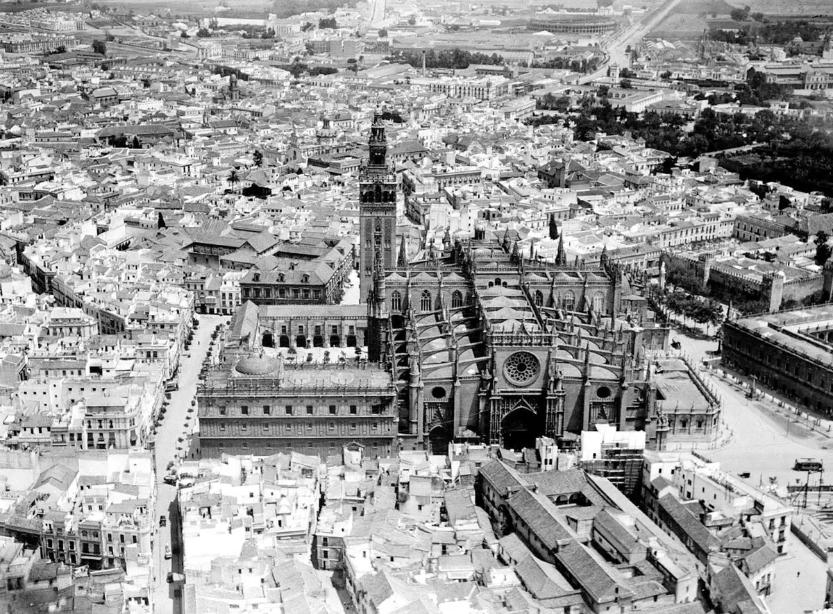 Aerial view of the Cathedral of Sevilla in 1927