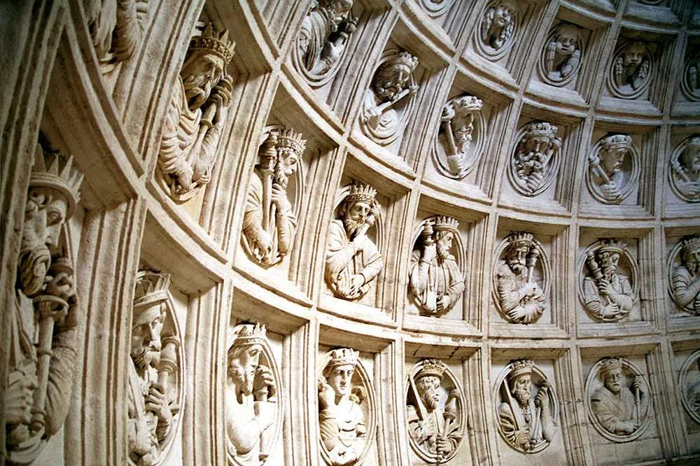 Detalles renacentistas en la cúpula de la Capilla Real