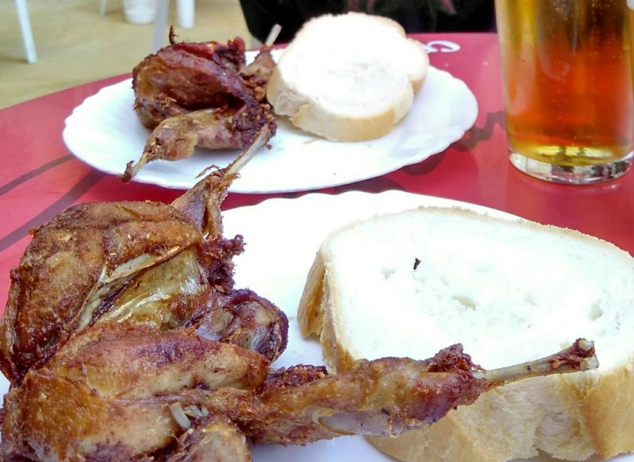 I Triana kan du spise de berømte pajaritos på Casa Ruperto