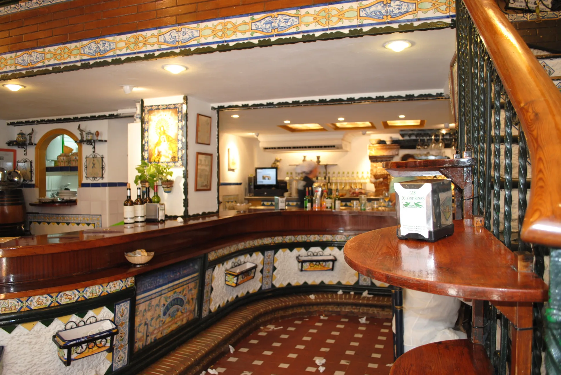 Typical Sevillan bar in Triana, eat the best tapas at Las Golondrinas